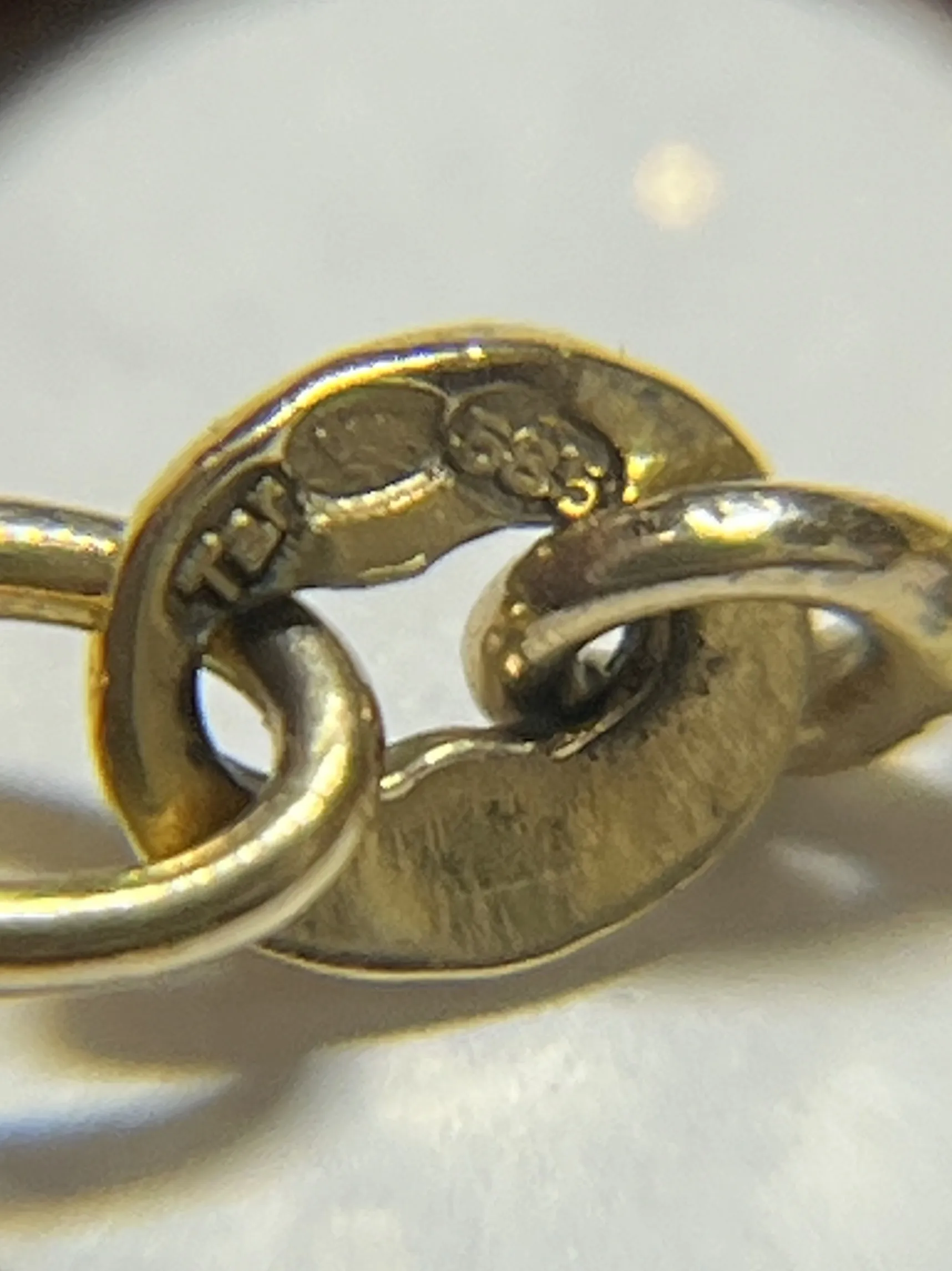 Kullan leima 585 kultaketjussa kertoo esineen olevan 14 karaatin kultaa.