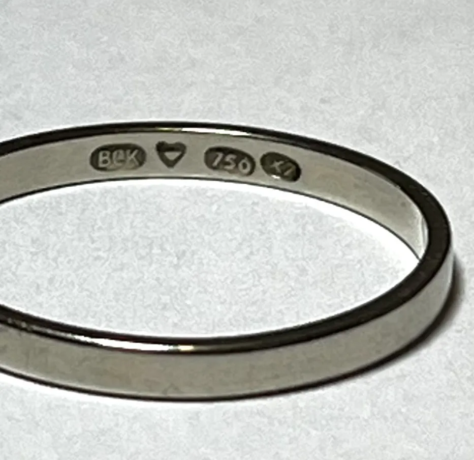 Kullan leima 750 kultasormuksessa tarkoittaa 18 karaatin kultaa.